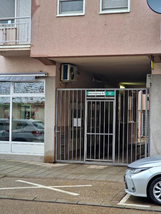 Quiet Center Apartment Sremska Mitrovica Bagian luar foto