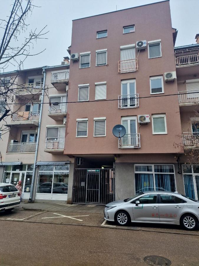 Quiet Center Apartment Sremska Mitrovica Bagian luar foto